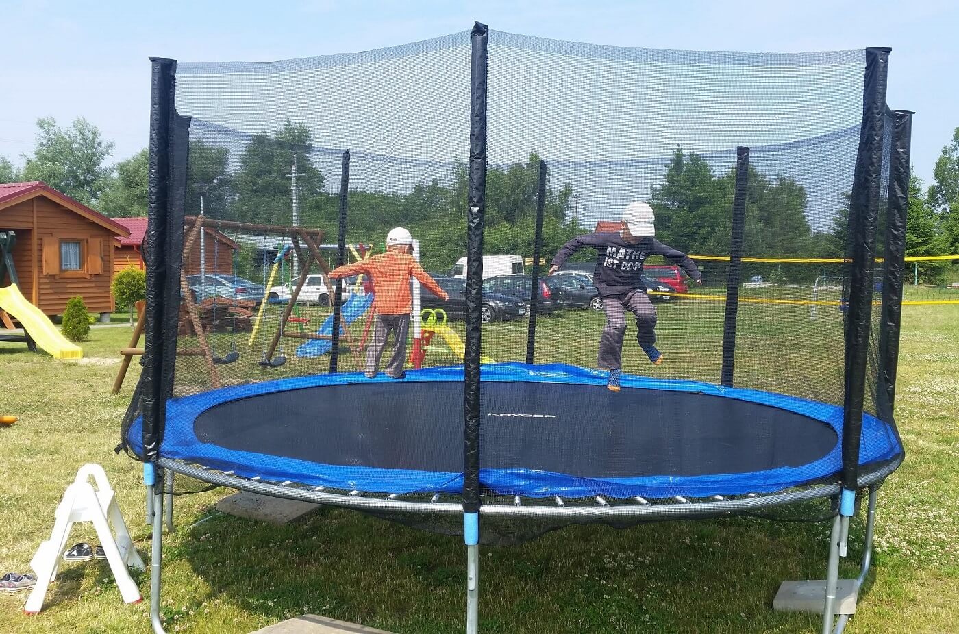 Trampolina przy domkach w Wiciu